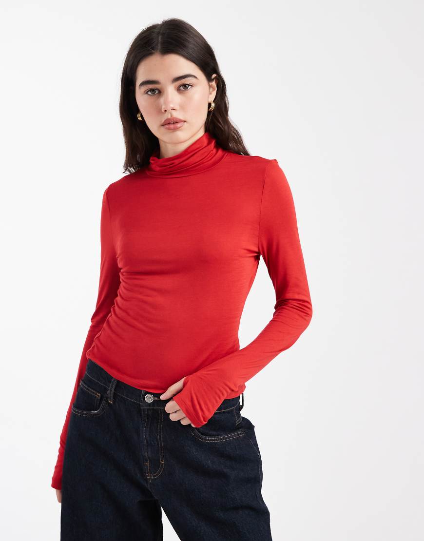 ASOS DESIGN - Langärmliges Oberteil in halbtransparentem Rot mit Stehkragen von ASOS DESIGN