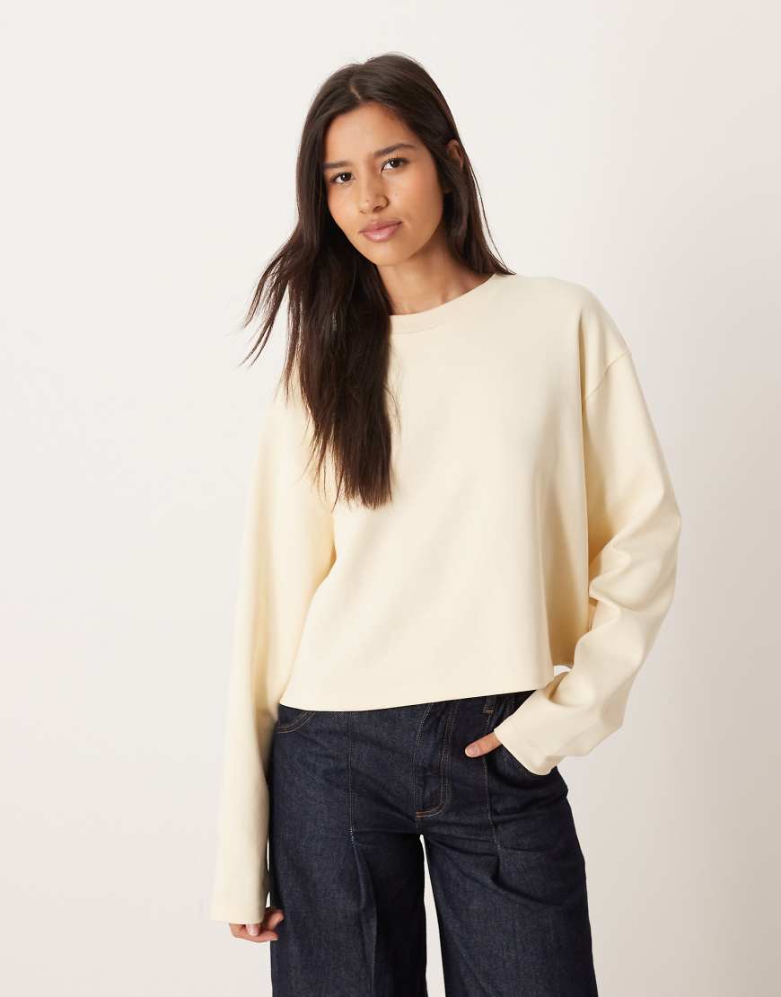 ASOS DESIGN - Langärmliges, kastiges Cropped-Fit-T-Shirt aus Interlock in Cremeweiß-Bunt ASOS DESIGN - Langärmliges, kastiges Cropped-Fit-T-Shirt aus Interlock in Cremeweiß-Bunt von ASOS DESIGN