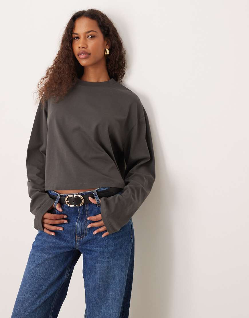 ASOS DESIGN - Langärmliges, kastiges Cropped-Fit-T-Shirt in Anthrazit-Grau von ASOS DESIGN