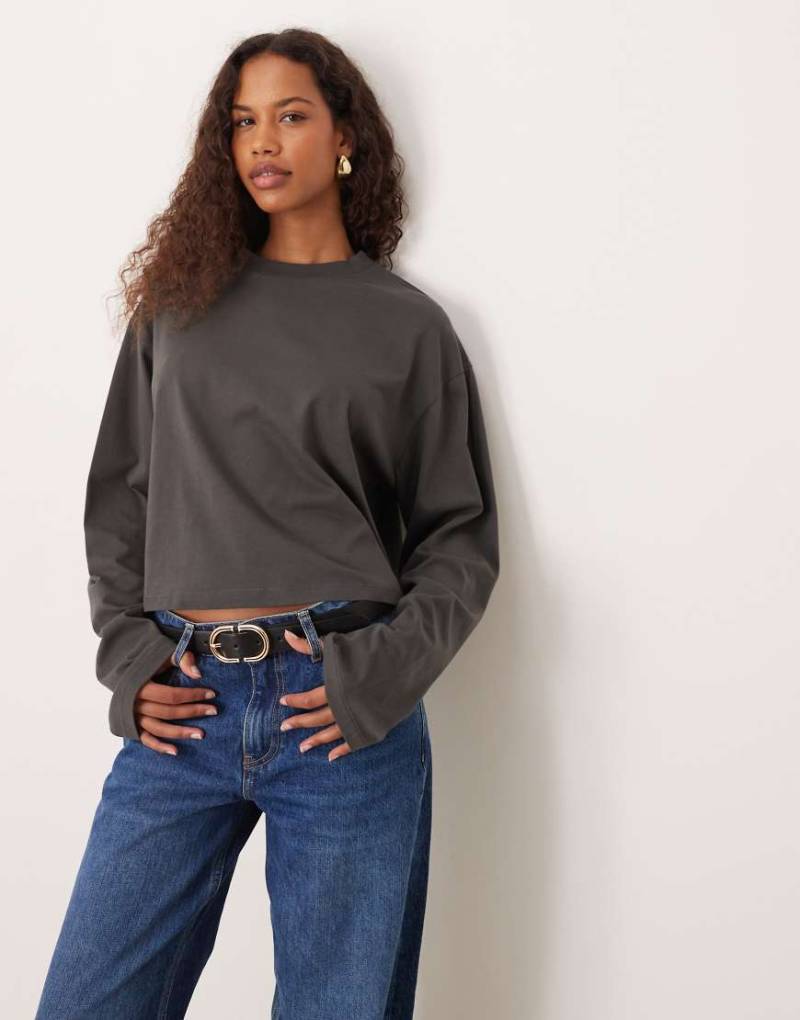 ASOS DESIGN - Langärmliges, kastiges Cropped-Fit-T-Shirt in Anthrazit-Grau von ASOS DESIGN