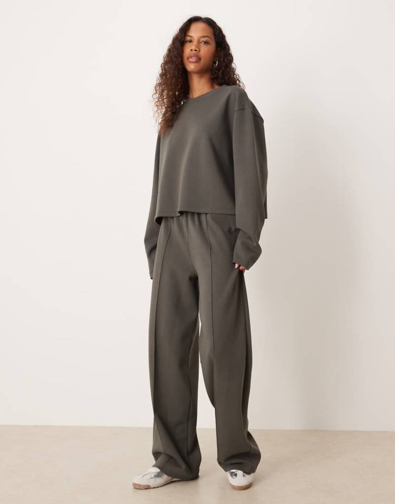 ASOS DESIGN - Langärmliges, kastiges Cropped-Fit-T-Shirt in Anthrazit aus Interlock, Kombiteil-Grau ASOS DESIGN - Langärmliges, kastiges Cropped-Fit-T-Shirt in Anthrazit aus Interlock, Kombiteil-Grau von ASOS DESIGN