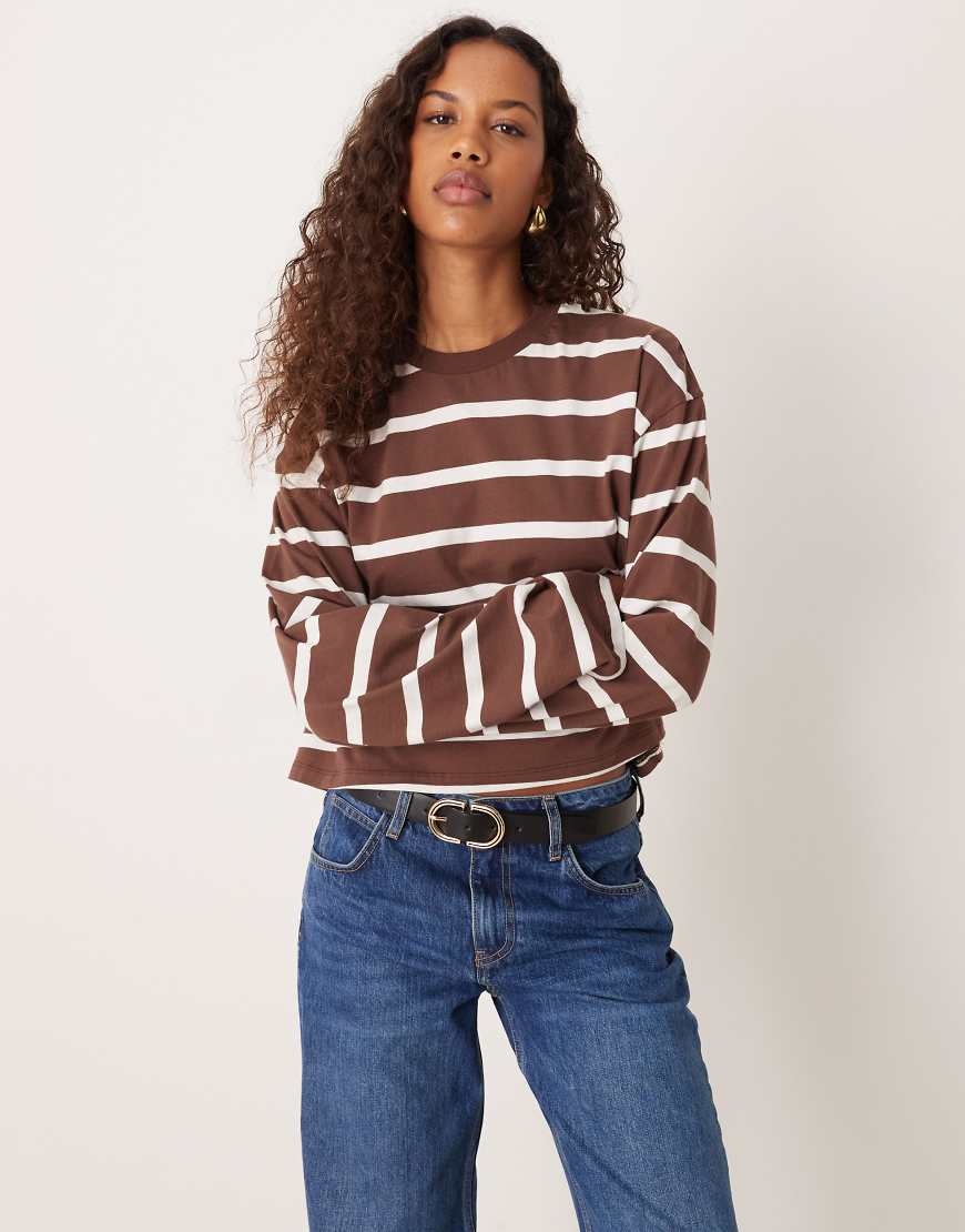 ASOS DESIGN - Langärmliges, kastiges Cropped-Fit-T-Shirt mit Streifen in Schokobraun und Creme-Weiß von ASOS DESIGN
