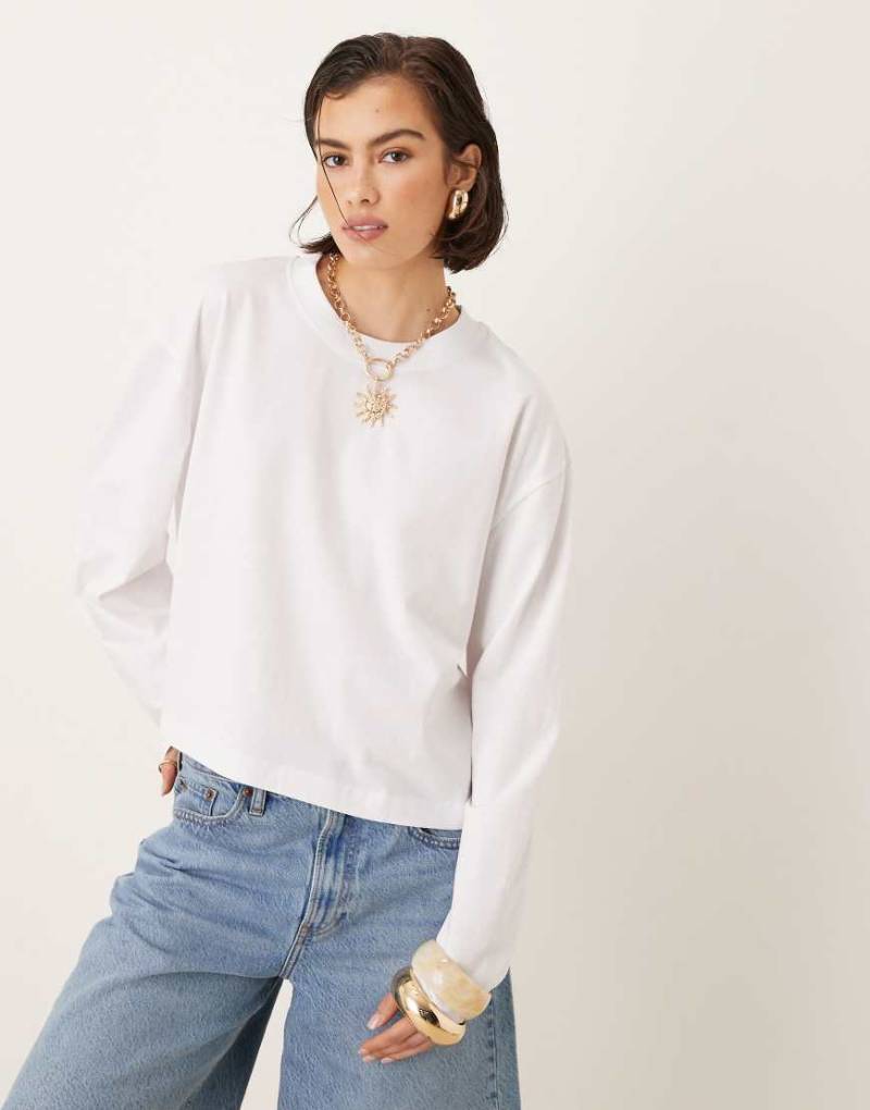 ASOS DESIGN - Langärmliges, kastiges Cropped Shirt in Weiß von ASOS DESIGN