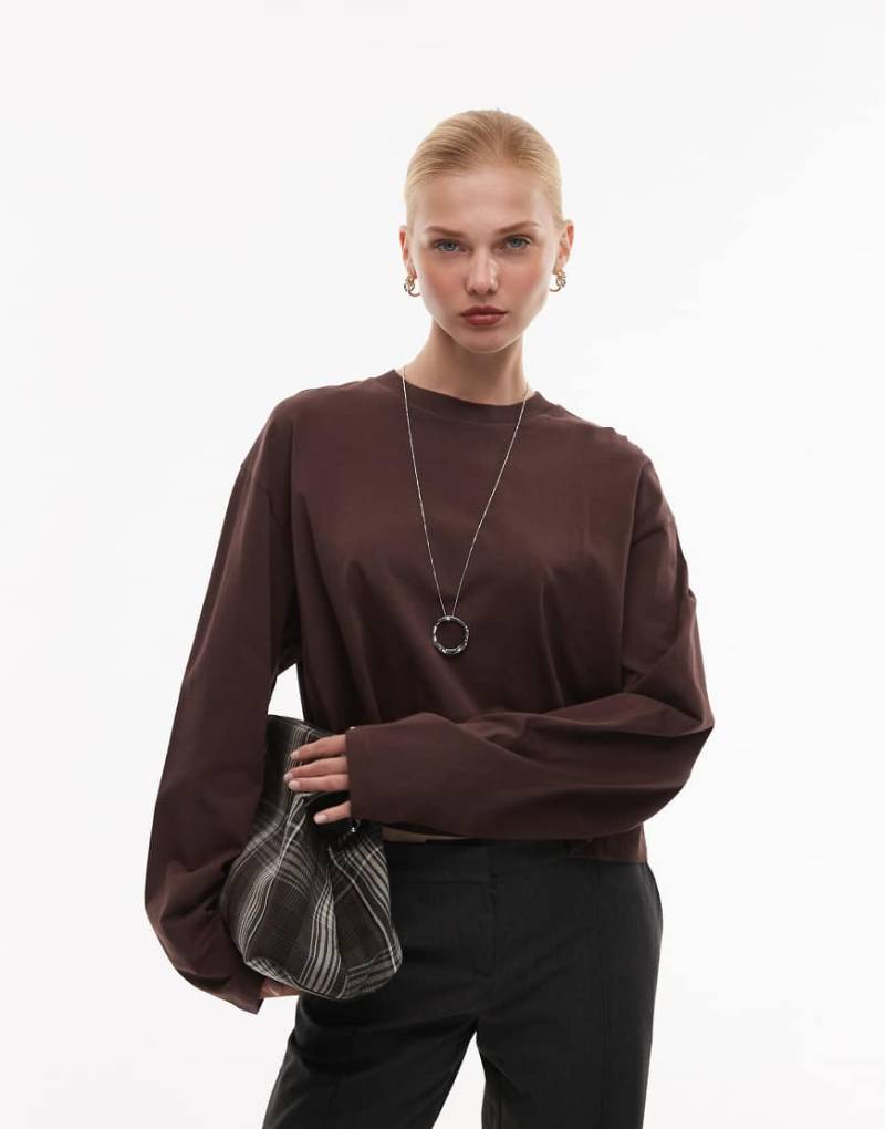 ASOS DESIGN - Langärmliges, kastiges Cropped-T-Shirt in Schokobraun-Brown von ASOS DESIGN