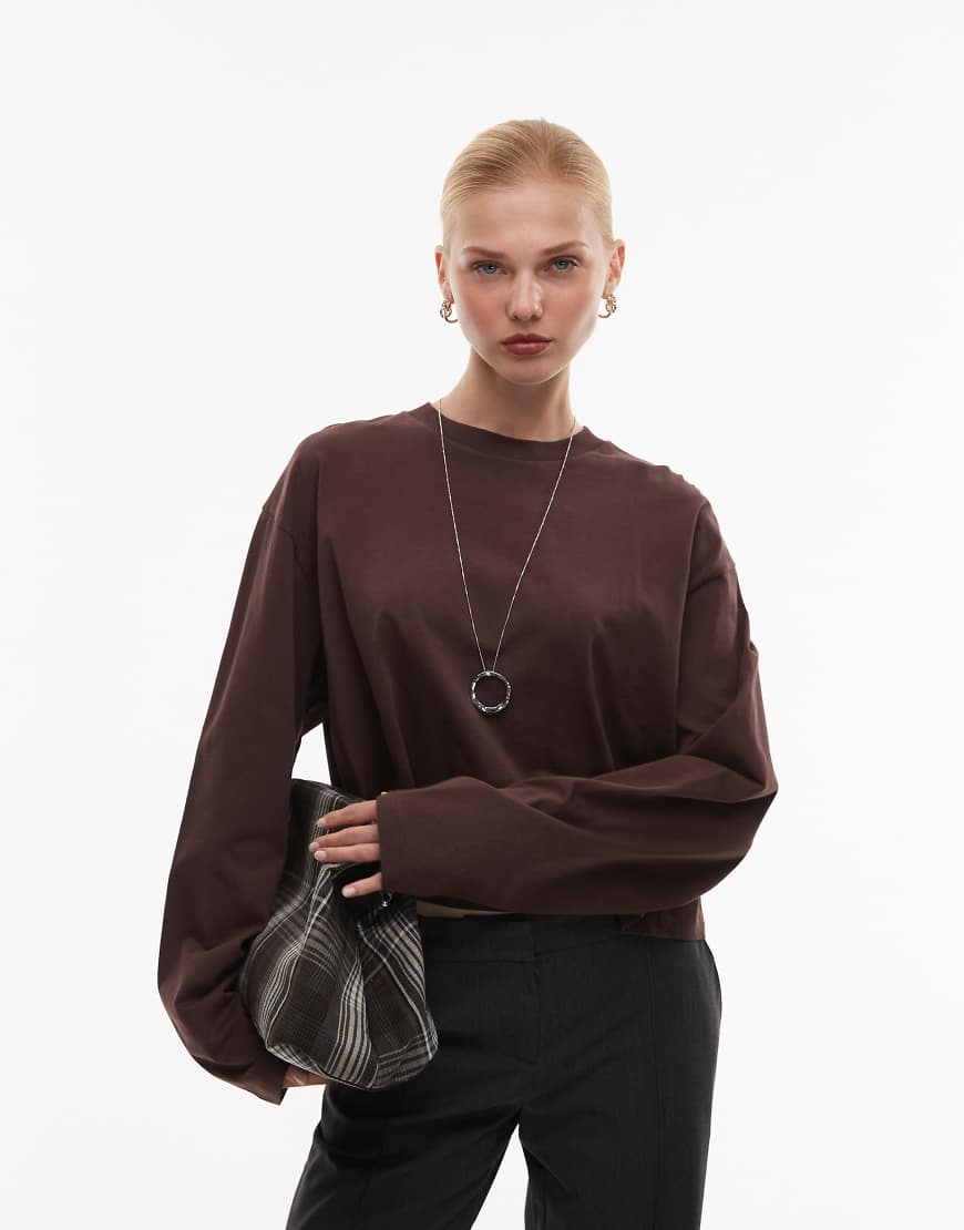 ASOS DESIGN - Langärmliges, kastiges Cropped-T-Shirt in Schokobraun-Brown von ASOS DESIGN