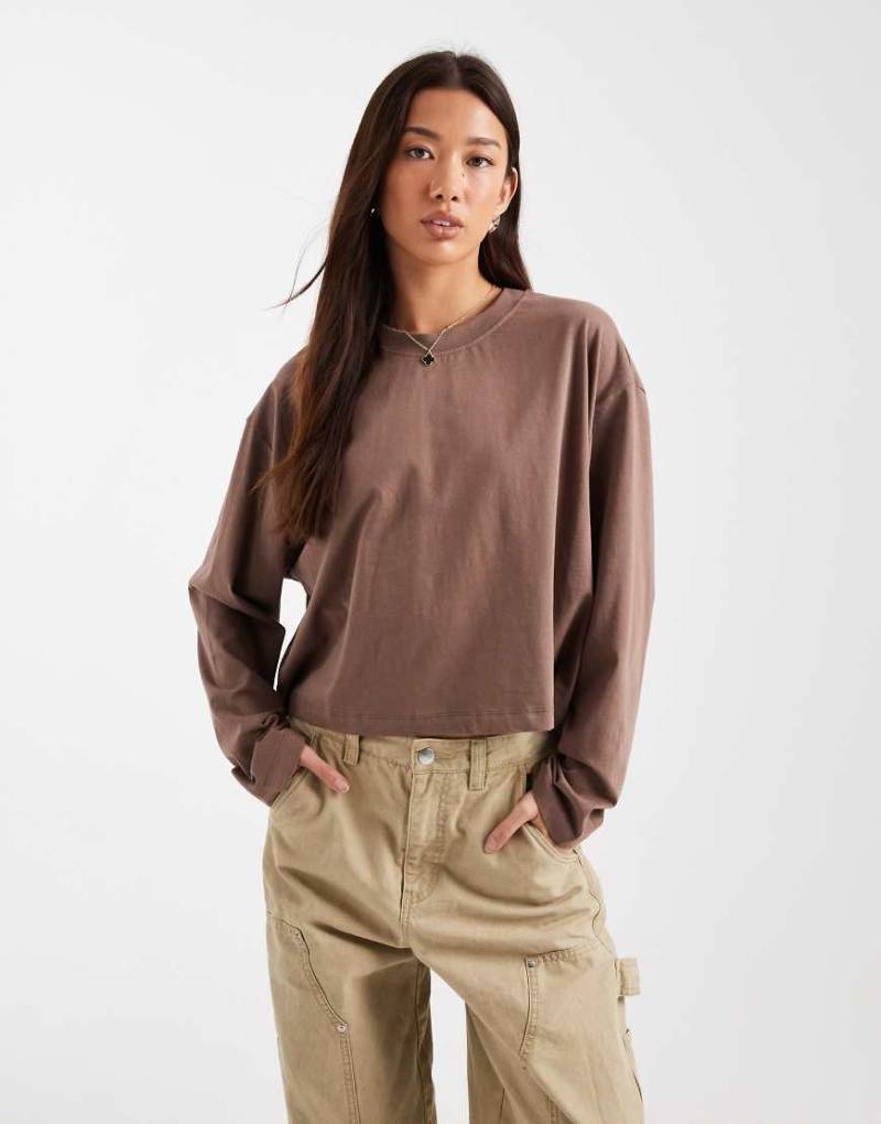 ASOS DESIGN - Langärmliges, kastiges Shirt in Braun mit kürzerem Schnitt-Bunt von ASOS DESIGN