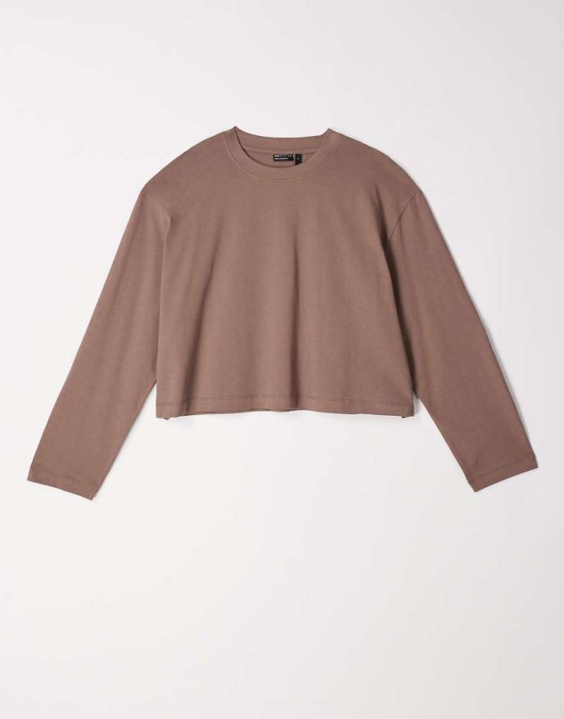 ASOS DESIGN - Langärmliges, kastiges Cropped-T-Shirt in Schokobraun-Bunt von ASOS DESIGN