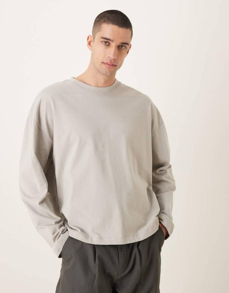 ASOS DESIGN - Langärmliges, kastiges Oversize-Shirt aus schwerem Stoff in Steingrau mit überschnittener Schulter-Neutral von ASOS DESIGN