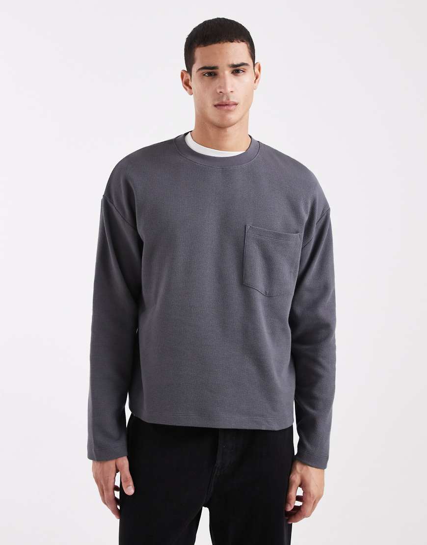 ASOS DESIGN - Langärmliges, kastiges Oversize-Shirt in Anthrazit mit Brusttasche und Waffelstruktur-Grau von ASOS DESIGN