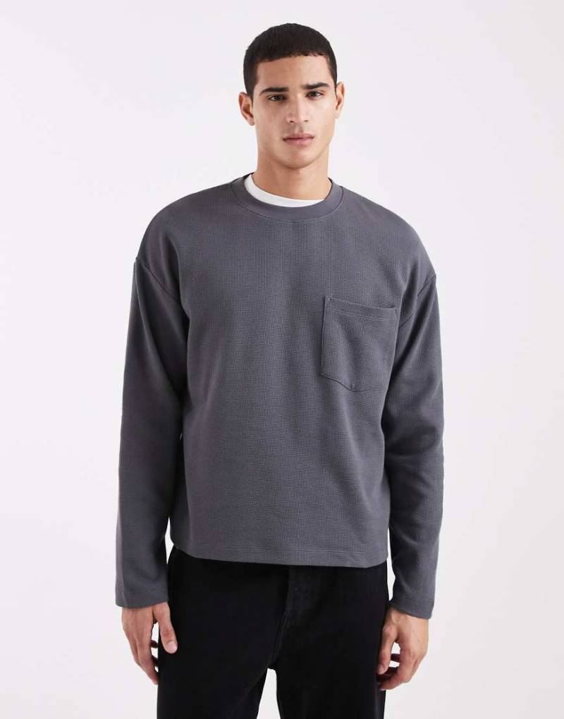 ASOS DESIGN - Langärmliges, kastiges Oversize-Shirt in Anthrazit mit Brusttasche und Waffelstruktur-Grau von ASOS DESIGN