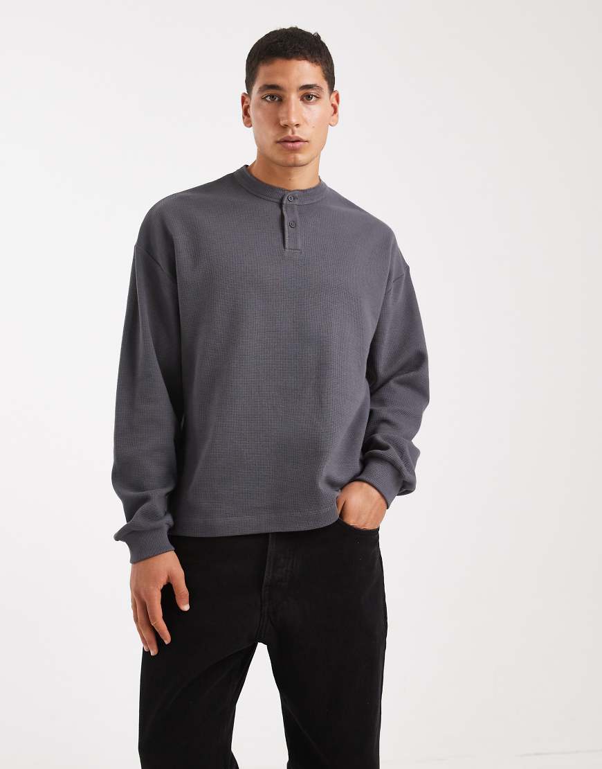 ASOS DESIGN - Langärmliges, kastiges Oversize-Shirt in Anthrazit mit Henley-Ausschnitt und Waffelstruktur-Grau von ASOS DESIGN