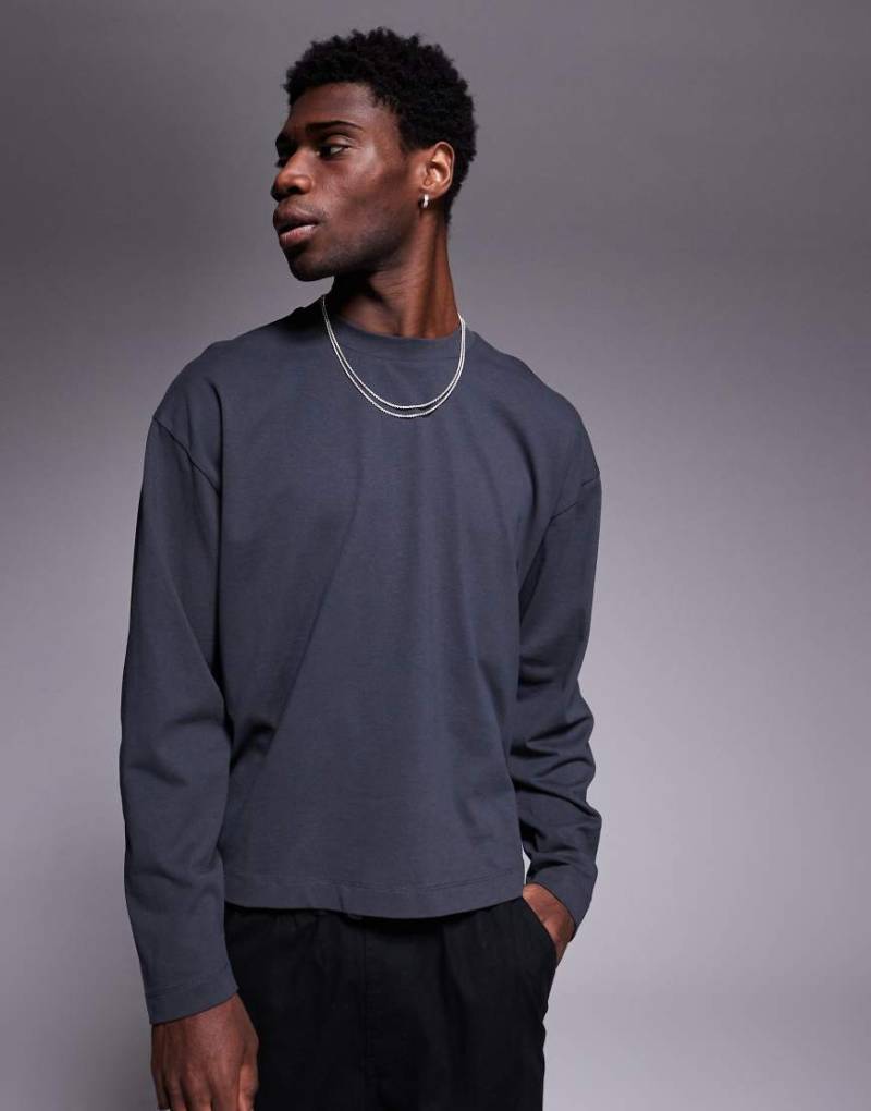 ASOS DESIGN - Langärmliges, kastiges Oversize-Shirt in Anthrazit mit tiefen Armlöchern-Grau von ASOS DESIGN