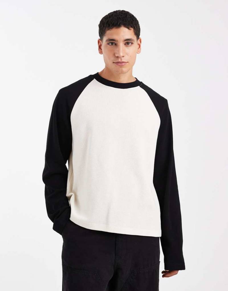 ASOS DESIGN - Langärmliges, kastiges Oversize-Shirt in Creme mit Waffelstruktur und kontrastierenden Raglanärmeln-Weiß von ASOS DESIGN