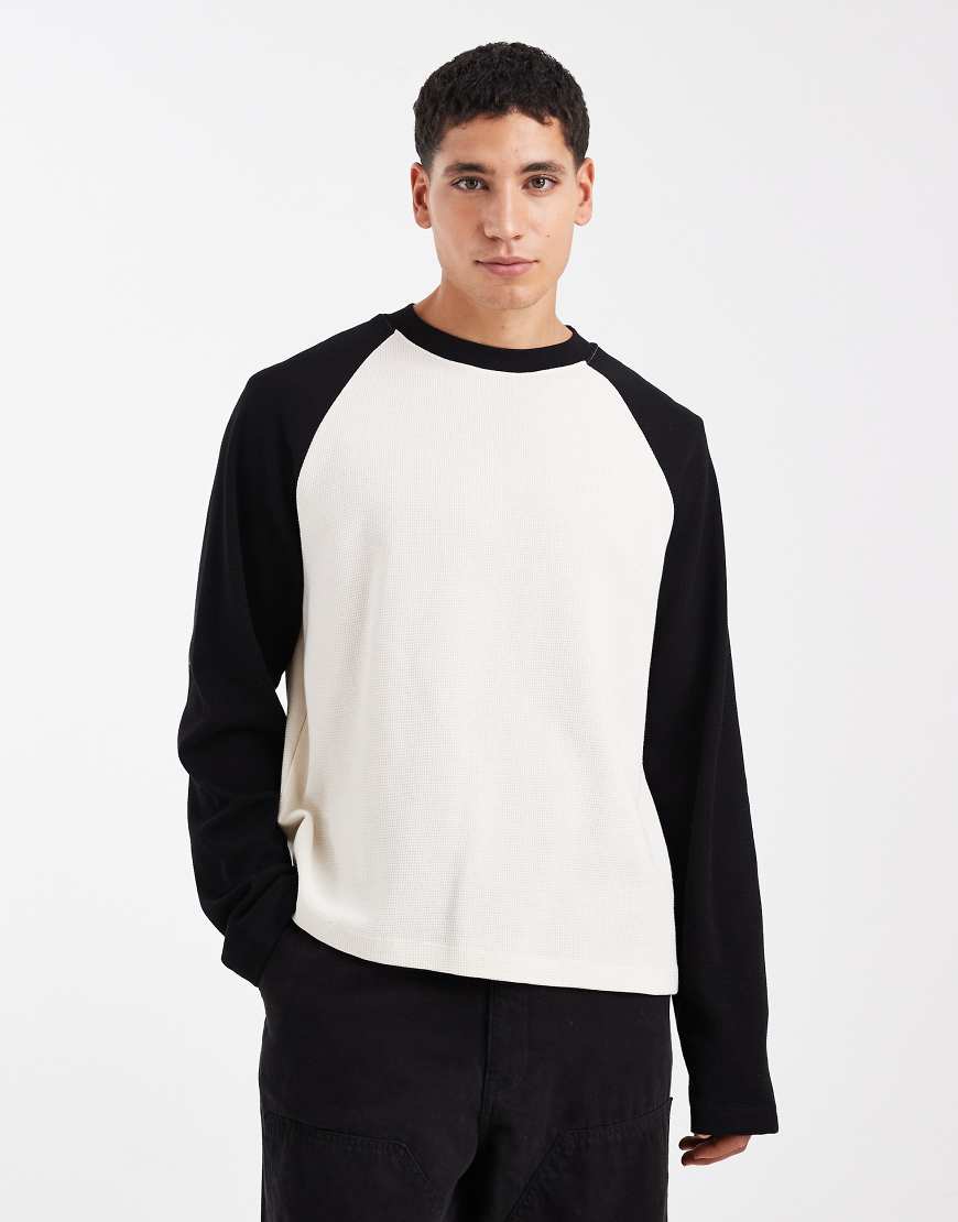 ASOS DESIGN - Langärmliges, kastiges Oversize-Shirt in Creme mit Waffelstruktur und kontrastierenden Raglanärmeln-Weiß von ASOS DESIGN
