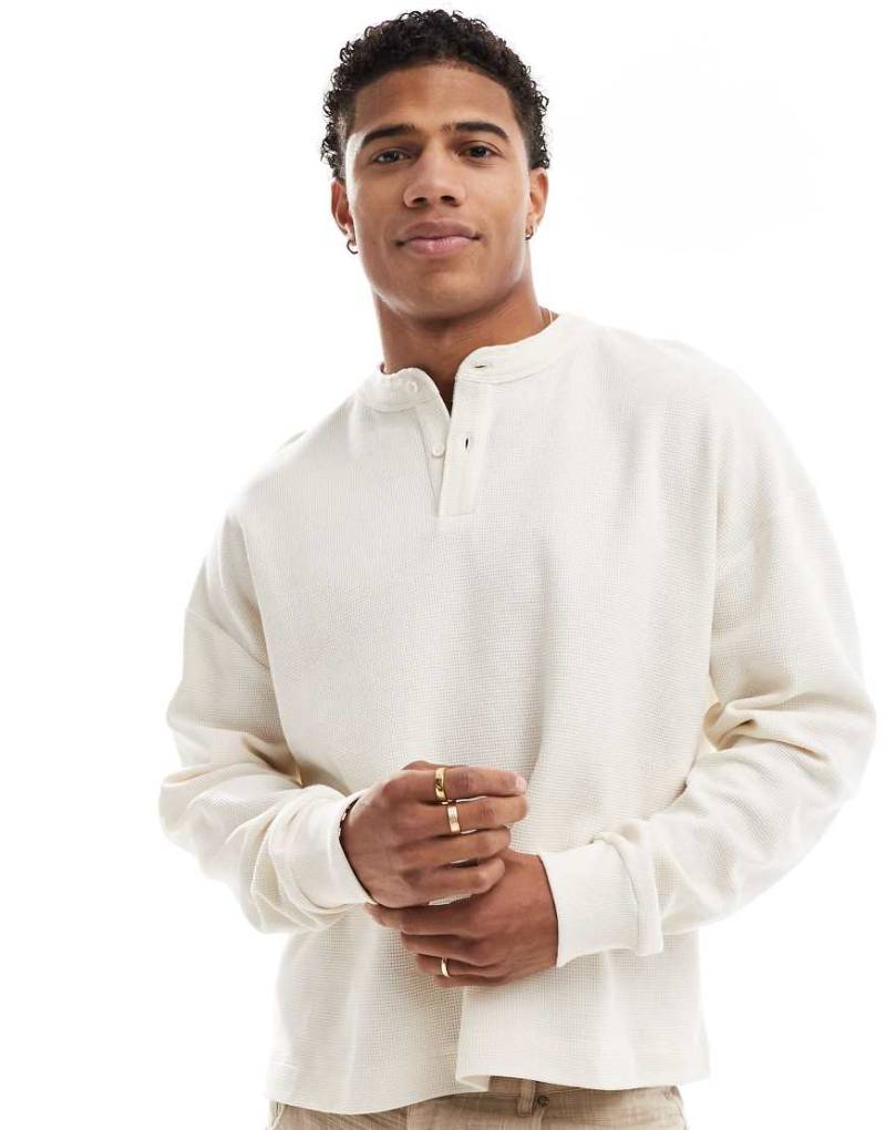 ASOS DESIGN - Langärmliges, kastiges Oversize-Shirt in Cremeweiß mit Henley-Ausschnitt und Waffelstruktur von ASOS DESIGN