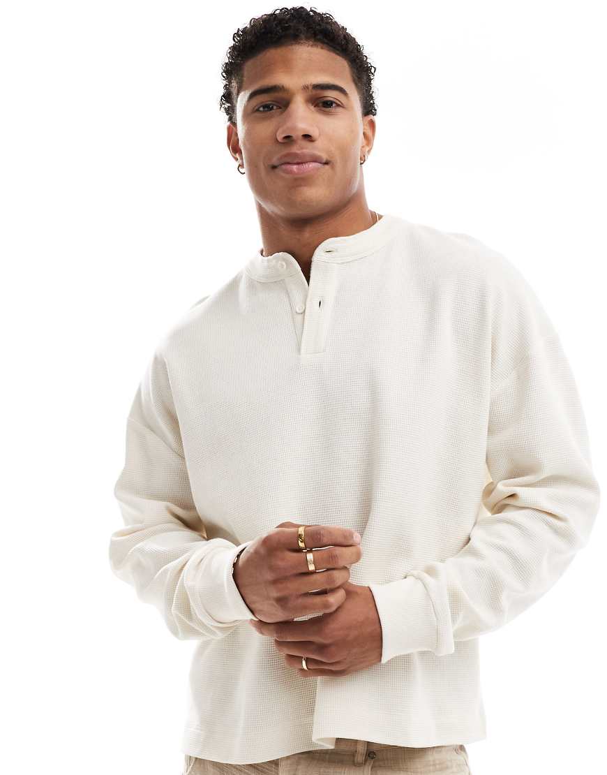 ASOS DESIGN - Langärmliges, kastiges Oversize-Shirt in Cremeweiß mit Henley-Ausschnitt und Waffelstruktur von ASOS DESIGN