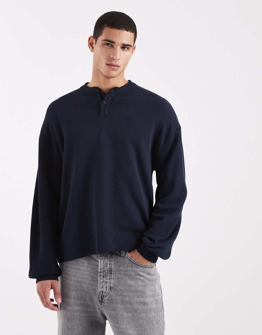 ASOS DESIGN - Langärmliges, kastiges Oversize-Shirt in Marineblau mit Henley-Ausschnitt und Waffelstruktur von ASOS DESIGN