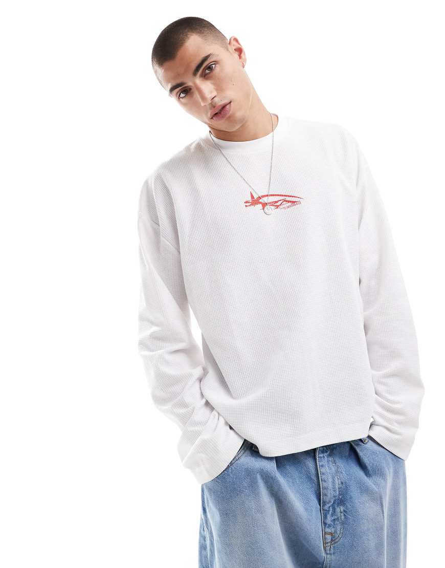 ASOS DESIGN - Langärmliges, kastiges Oversize-Shirt in Weiß mit Waffelstruktur und rotem Textprint ASOS DESIGN - Langärmliges, kastiges Oversize-Shirt in Weiß mit Waffelstruktur und rotem Textprint von ASOS DESIGN