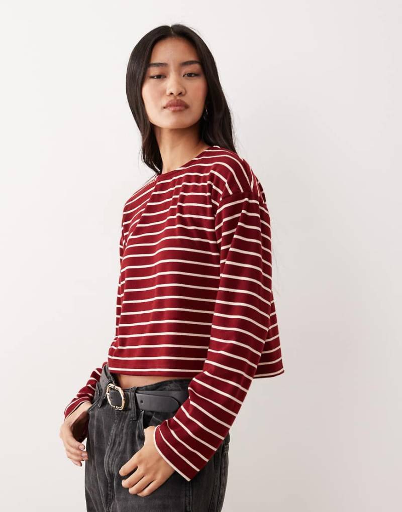 ASOS DESIGN - Langärmliges, kastiges Polooberteil in Burgunderrot und Weiß gestreift mit Cropped-Schnitt-Bunt von ASOS DESIGN