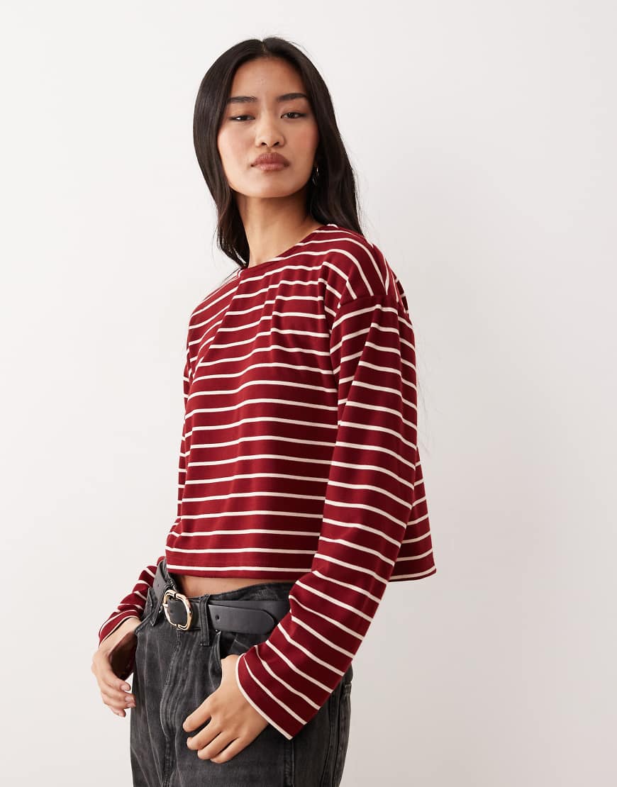 ASOS DESIGN - Langärmliges, kastiges Polooberteil in Burgunderrot und Weiß gestreift mit Cropped-Schnitt-Bunt von ASOS DESIGN