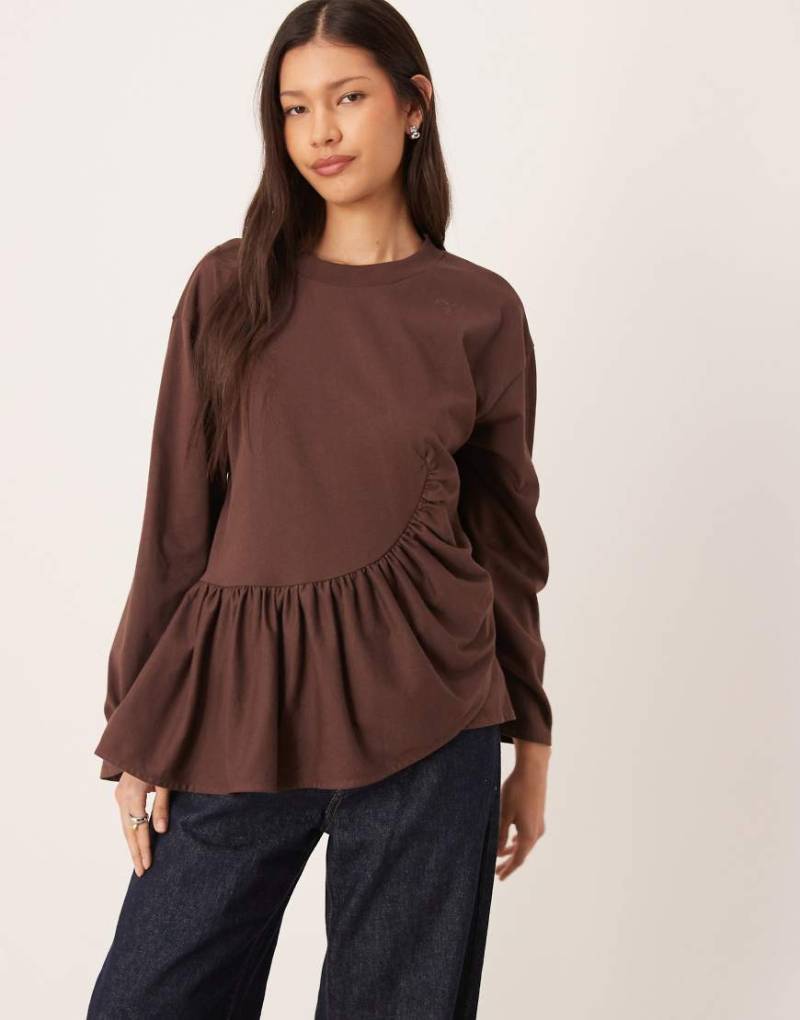 ASOS DESIGN - Langärmliges, kastiges T-Shirt in Schokobraun mit asymmetrischem Schößchensaum-Brown ASOS DESIGN - Langärmliges, kastiges T-Shirt in Schokobraun mit asymmetrischem Schößchensaum-Brown von ASOS DESIGN