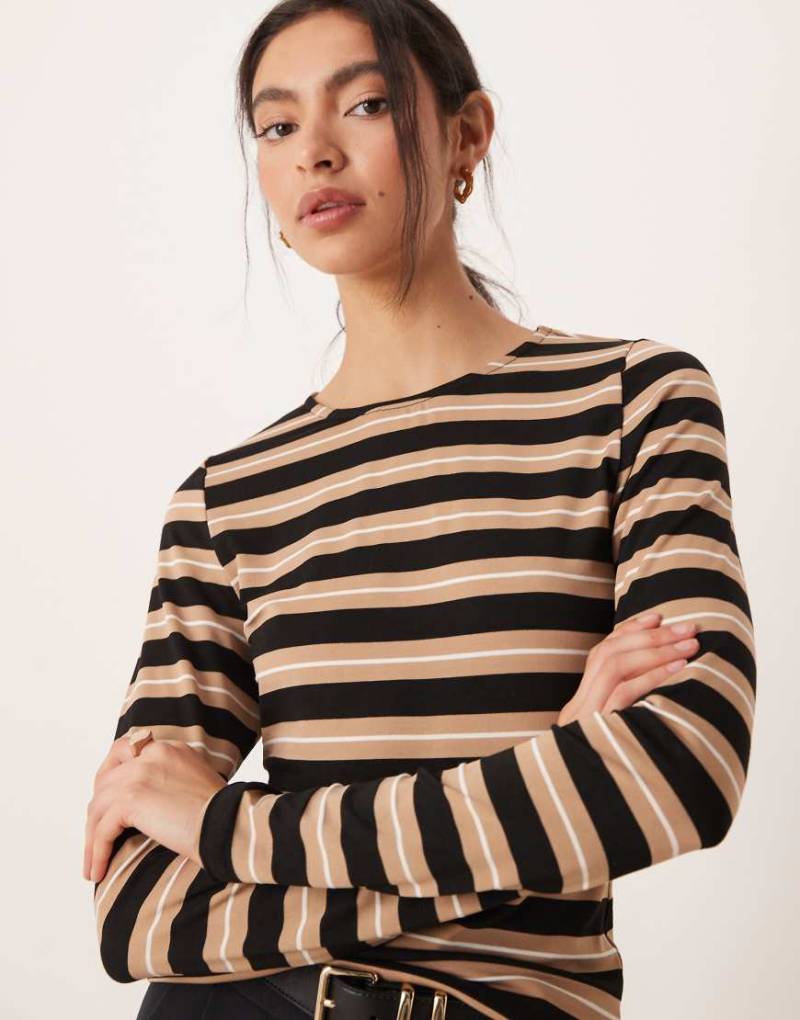 ASOS DESIGN - Langärmliges, knapp geschnittenes Shirt mit Streifen in neutralen Tönen-Bunt von ASOS DESIGN