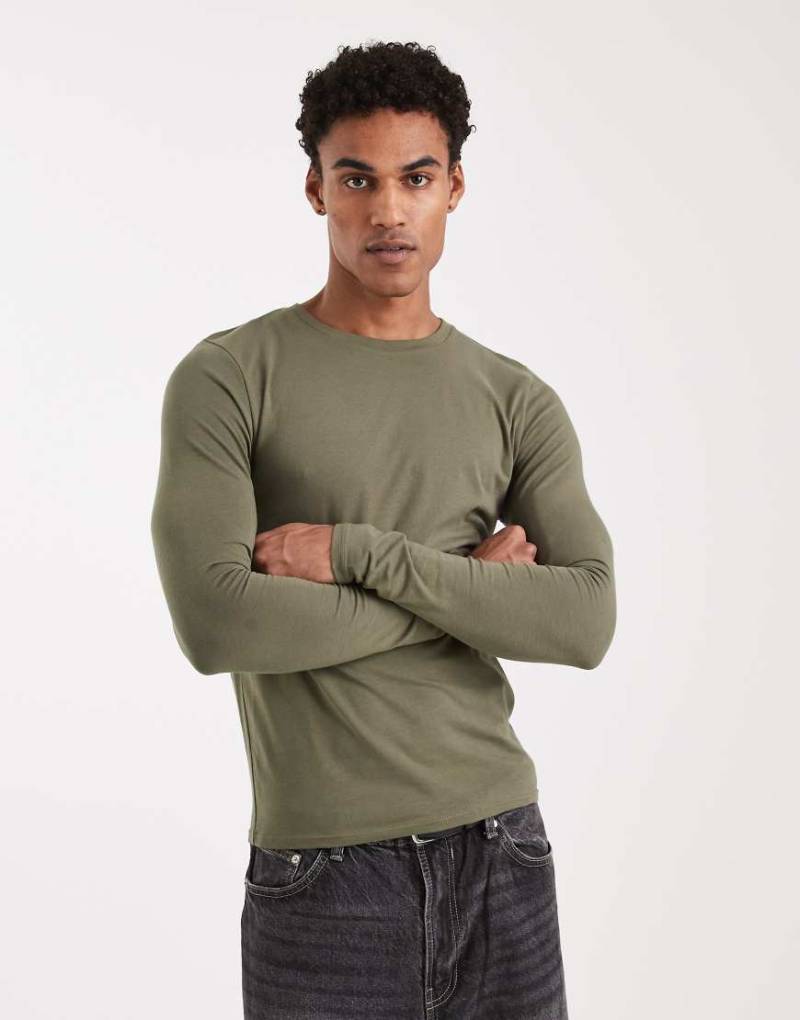 ASOS DESIGN - Langärmliges, körperbetontes Basic-T-Shirt in Khaki-Grün von ASOS DESIGN
