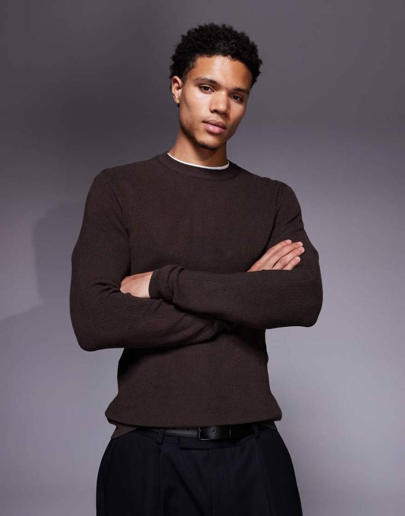 ASOS DESIGN - Langärmliges, körperbetontes Strick-Shirt in Braun mit Rundhalsausschnitt-Brown von ASOS DESIGN