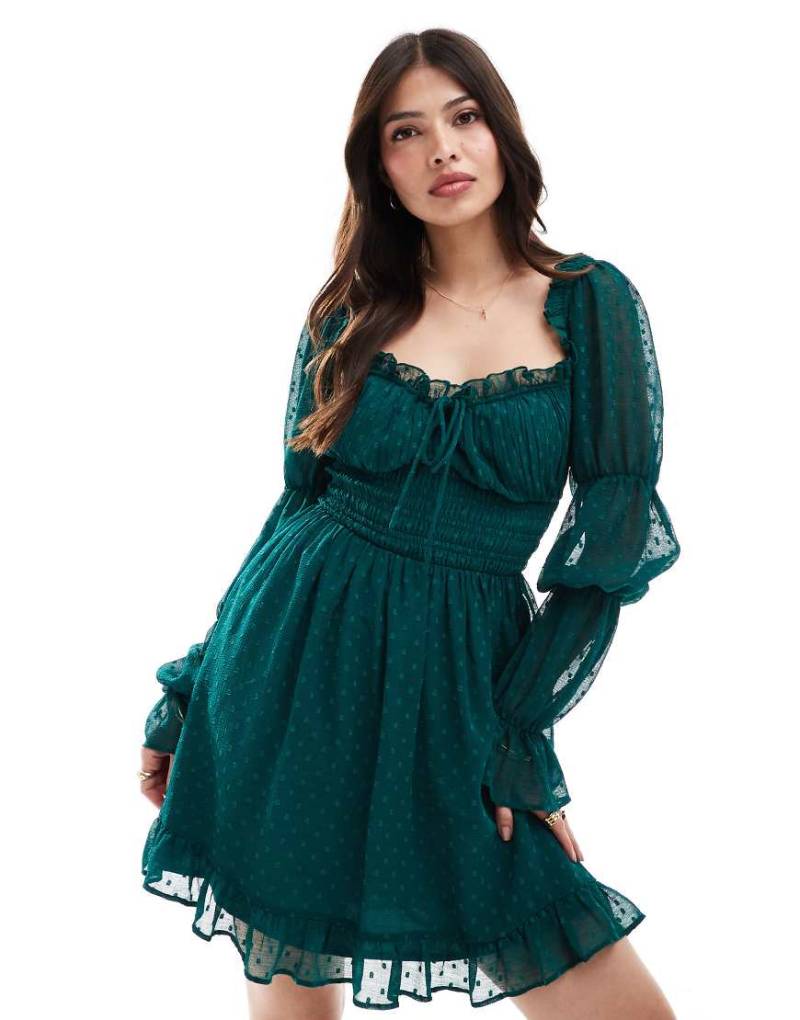 ASOS DESIGN - Langärmliges, kurzes Milchmädchen-Kleid aus gepunktetem Stoff in Tannengrün mit gesmokter Taille von ASOS DESIGN