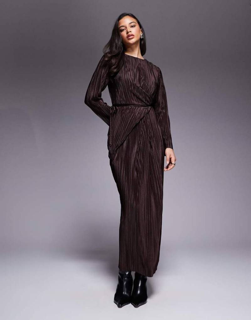 ASOS DESIGN - Langärmliges, plissiertes Wickel-Maxikleid in Schokobraun mit Taillenschnürung-Brown von ASOS DESIGN