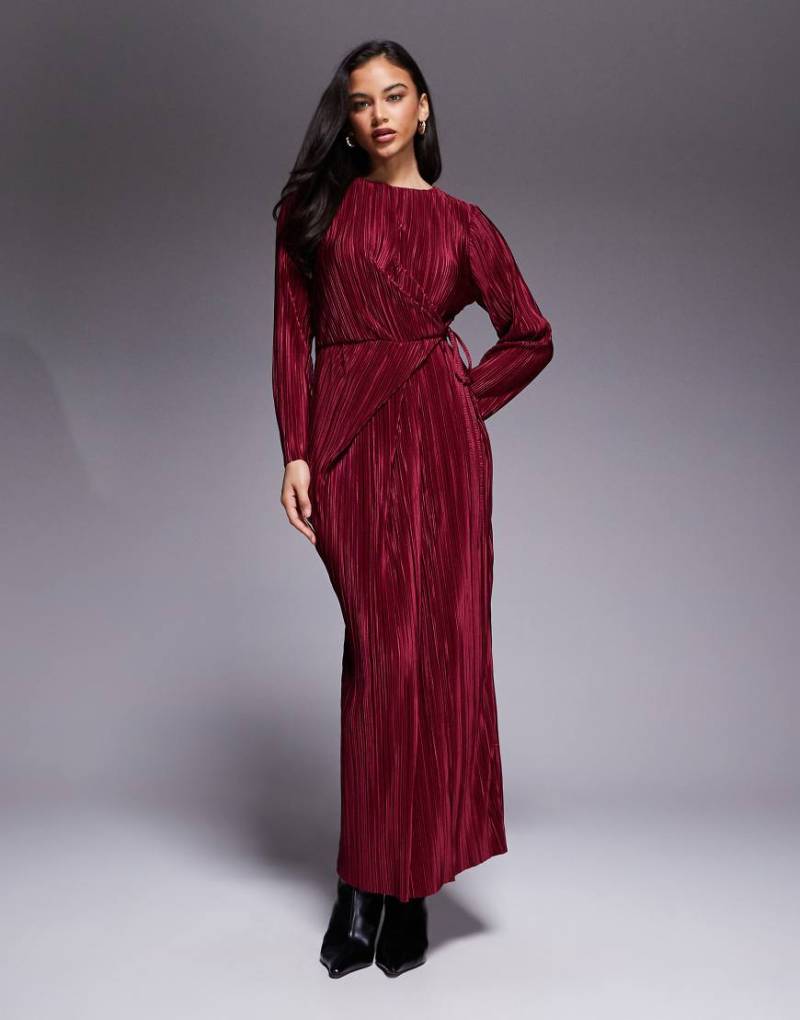ASOS DESIGN - Langärmliges, plissiertes Wickel-Maxikleid in Weinrot mit Taillenschnürung von ASOS DESIGN