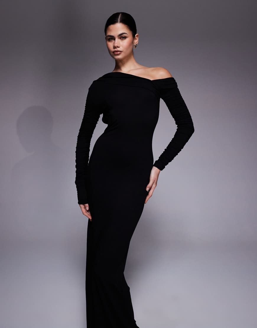 ASOS DESIGN - Langärmliges, schulterfreies Maxikleid in Schwarz mit asymmetrischem Rückenausschnitt von ASOS DESIGN