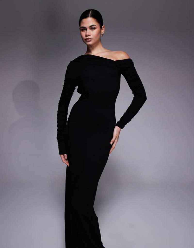 ASOS DESIGN - Langärmliges, schulterfreies Maxikleid in Schwarz mit asymmetrischem Rückenausschnitt von ASOS DESIGN