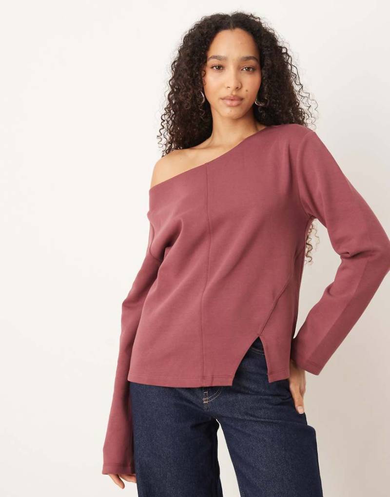 ASOS DESIGN - Langärmliges, schulterfreies T-Shirt aus Interlock-Stoff in dunklem Rosé mit Ziernaht vorne-Bunt von ASOS DESIGN