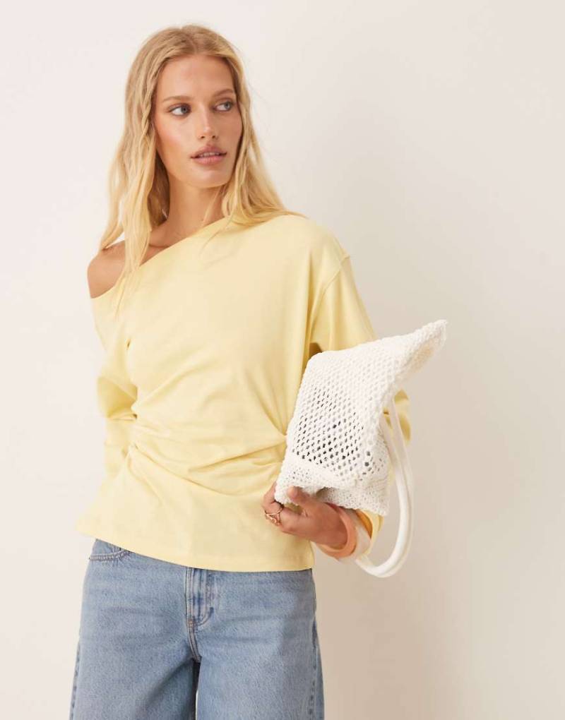 ASOS DESIGN - Langärmliges, schulterfreies T-Shirt in Buttermilch mit Korsett-Taille-Gelb von ASOS DESIGN
