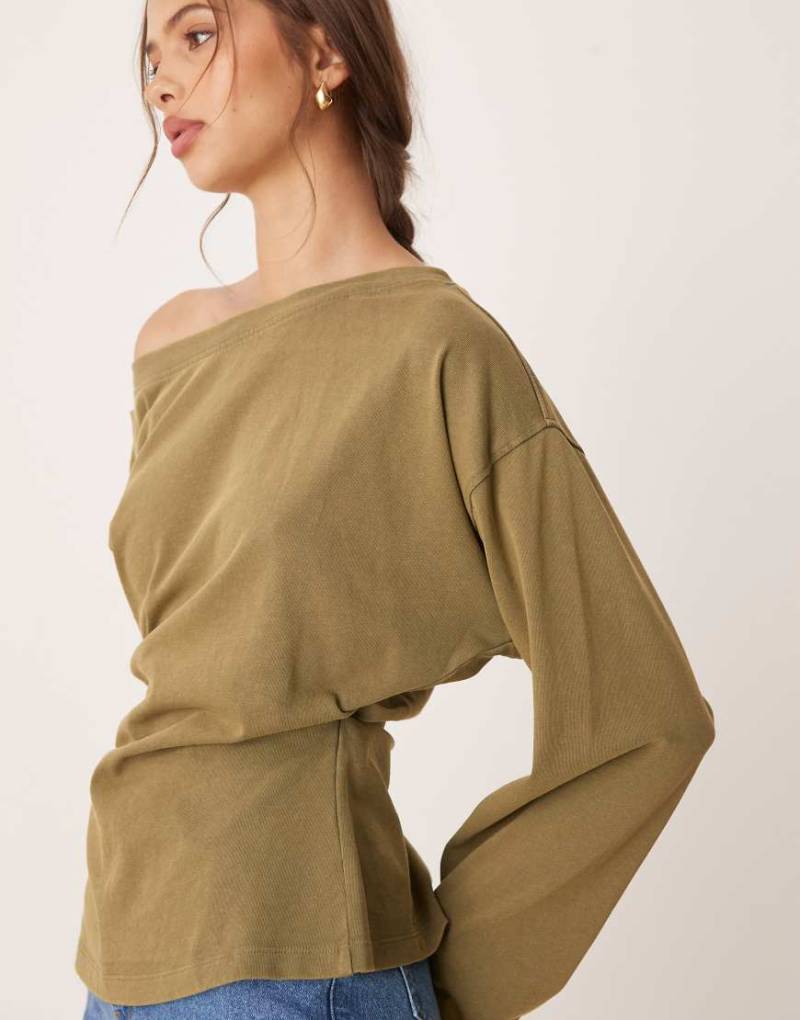 ASOS DESIGN - Langärmliges, schulterfreies T-Shirt in verwaschenem Khaki mit Korsett-Taille-Grün von ASOS DESIGN