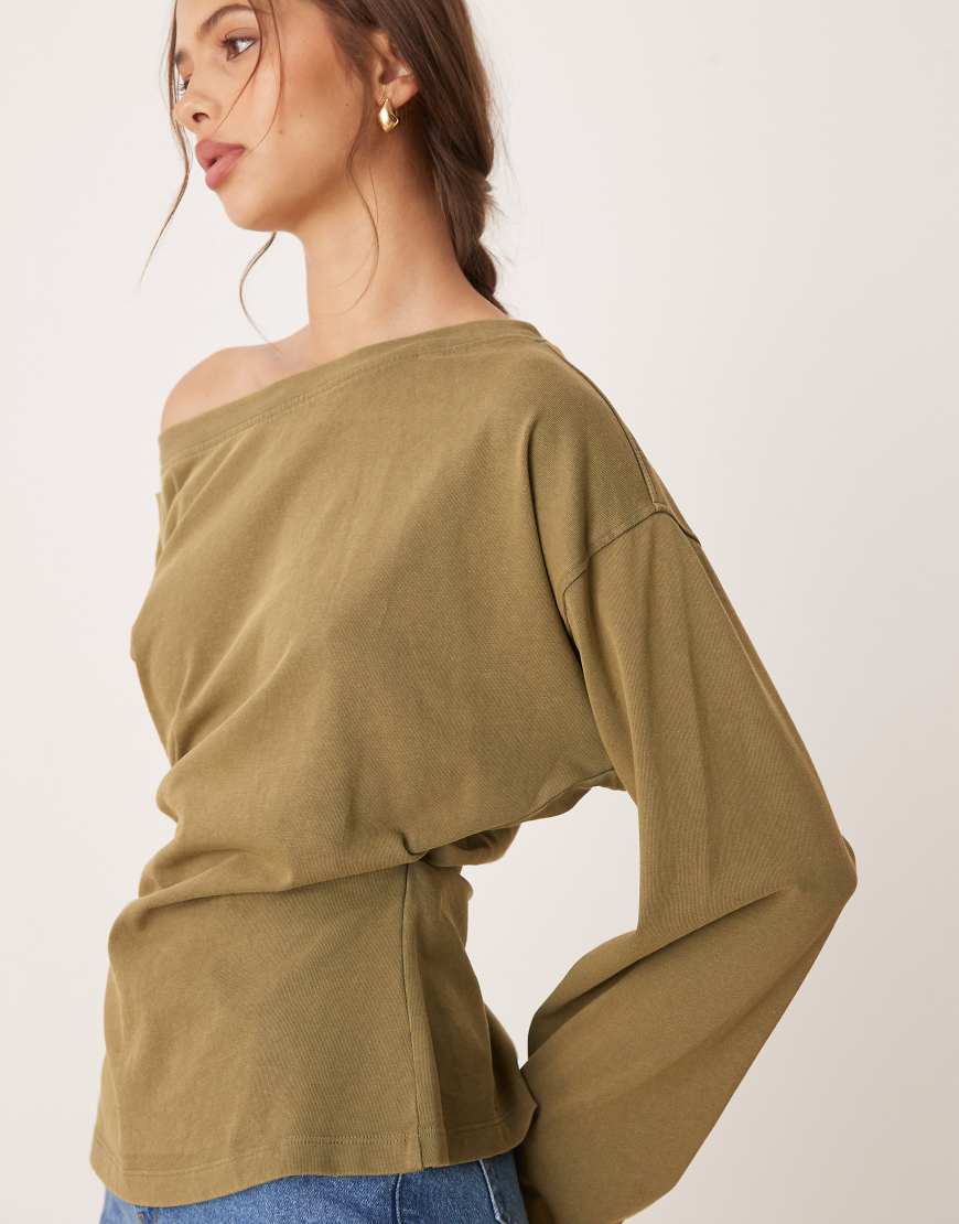 ASOS DESIGN - Langärmliges, schulterfreies T-Shirt in verwaschenem Khaki mit Korsett-Taille-Grün von ASOS DESIGN