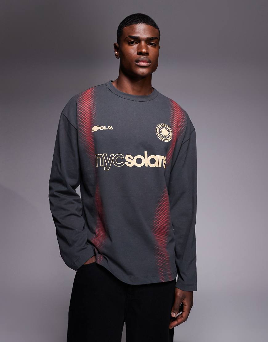 ASOS DESIGN - Langärmliges, schweres Oversize-Shirt in verwaschenem Grau mit Sport-Grafikprint von ASOS DESIGN