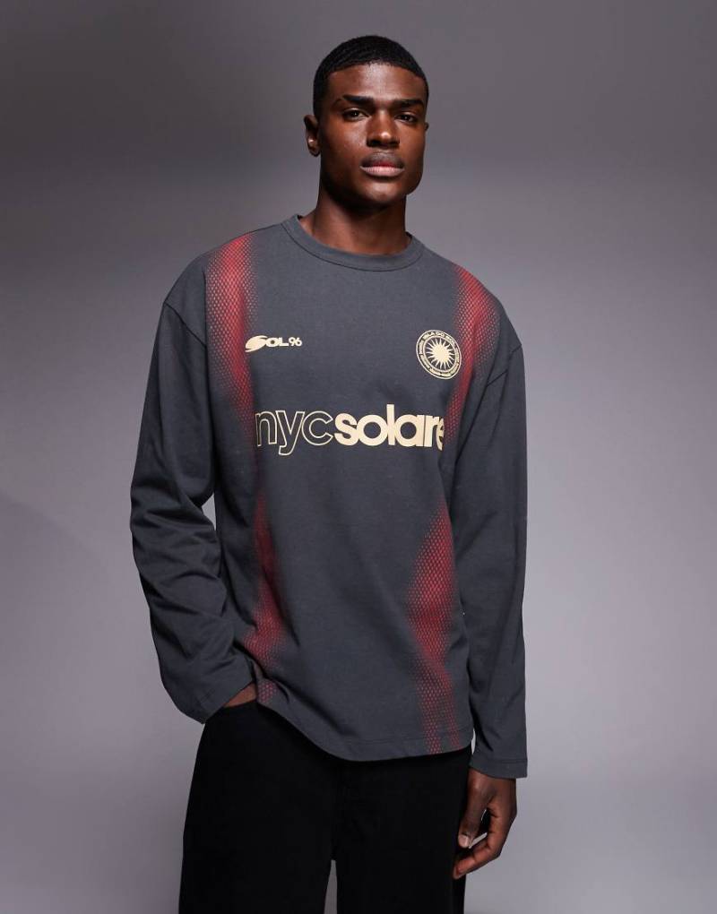 ASOS DESIGN - Langärmliges, schweres Oversize-Shirt in verwaschenem Grau mit Sport-Grafikprint von ASOS DESIGN