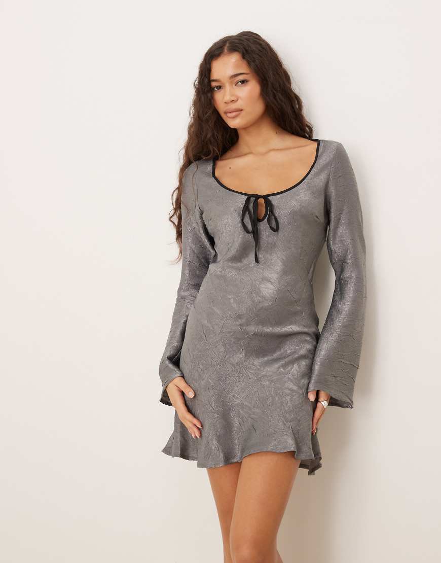 ASOS DESIGN - Langärmliges, schwingendes Kleid aus Satin in Grau mit U-Ausschnitt von ASOS DESIGN