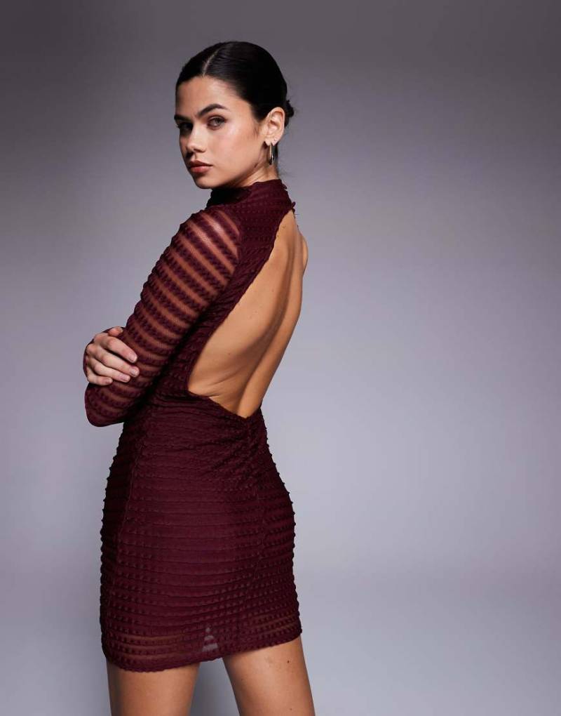 ASOS DESIGN - Langärmliges, strukturiertes Minikleid in dunklem Kirschrot von ASOS DESIGN