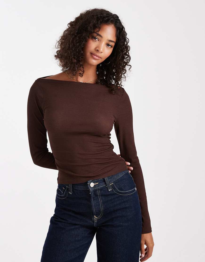 ASOS DESIGN - Langärmliges, strukturiertes Netzstoff-Oberteil in Schokobraun mit U-Boot-Ausschnitt-Brown von ASOS DESIGN
