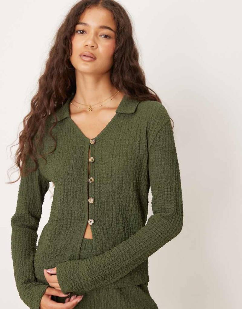ASOS DESIGN - Langärmliges, strukturiertes Oberteil in Khaki mit Knopfleiste vorne, Kombiteil-Grün von ASOS DESIGN