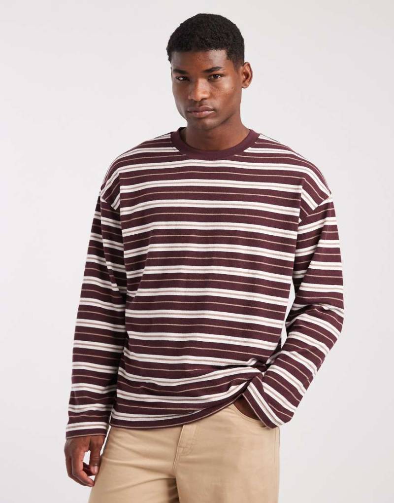 ASOS DESIGN - Langärmliges, strukturiertes Oversize-Shirt aus schwerem Material in Burgunderrot mit Streifen-Bunt von ASOS DESIGN