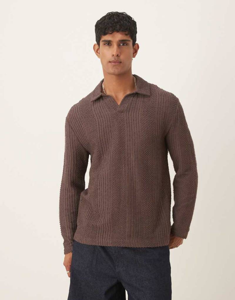 ASOS DESIGN - Langärmliges, strukturiertes Relaxed-Fit-Polohemd in Braun mit V-Ausschnitt von ASOS DESIGN