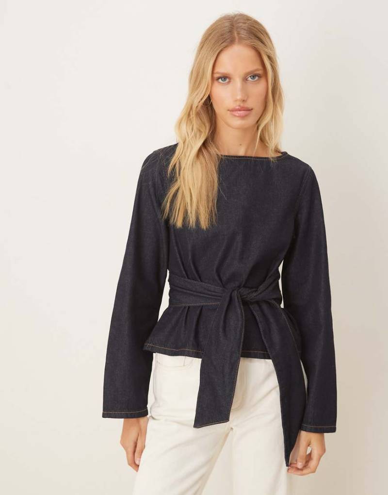 ASOS DESIGN - Langärmliges, tailliertes Jeans-Oberteil in Indigoblau mit Bindedetail von ASOS DESIGN