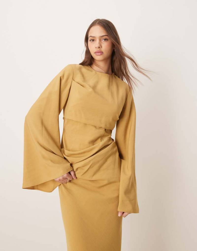 ASOS DESIGN - Langärmliges, tailliertes Maxikleid in sanftem Gold-Goldfarben von ASOS DESIGN
