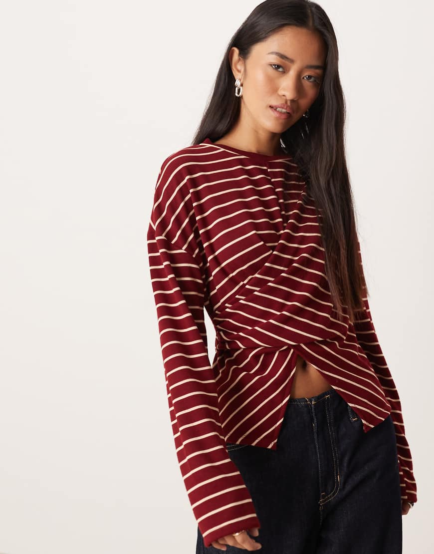 ASOS DESIGN - Langärmliges, tailliertes Oberteil in Burgunderrot mit Streifen und gewickelter Taille von ASOS DESIGN