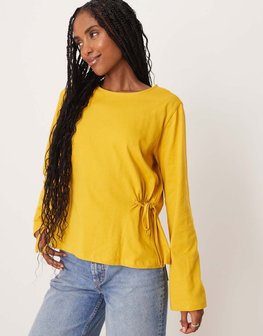 ASOS DESIGN - Langärmliges, tailliertes Oberteil in Ocker mit seitlichen Bindedetails-Gelb von ASOS DESIGN