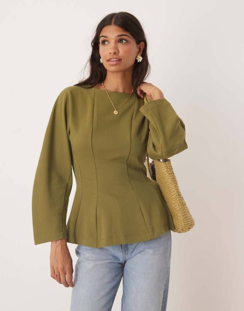 ASOS DESIGN - Langärmliges, tailliertes Shirt in Khaki mit Ziernaht-Grün von ASOS DESIGN